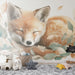 Une chambre d'enfant avec un papier peint illustrant un renard endormi entouré de feuillages doux et pastel, créant une ambiance chaleureuse et apaisante.