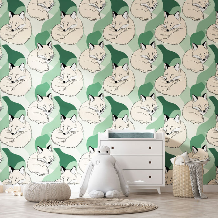 Une chambre d'enfant avec un papier peint illustrant des renards endormis sur un fond vert doux, créant une ambiance ludique et apaisante.