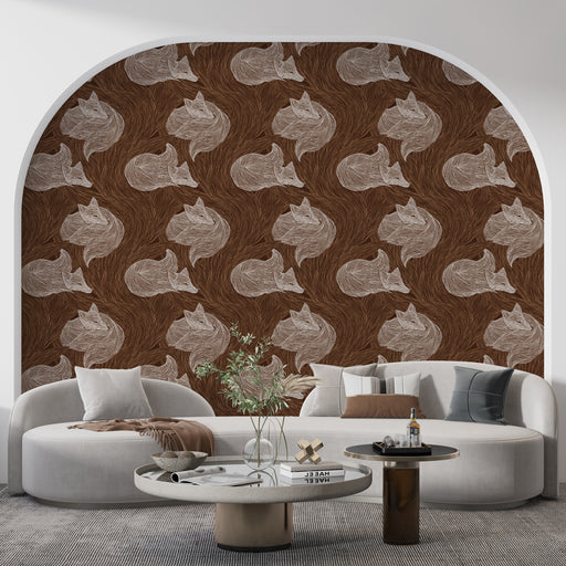 Une pièce moderne avec un papier peint représentant des motifs de renards stylisés sur un fond marron, créant une ambiance chaleureuse et accueillante.
