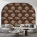 Une pièce moderne avec un papier peint représentant des motifs de renards stylisés sur un fond marron, créant une ambiance chaleureuse et accueillante.