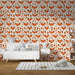 Une chambre d'enfant avec un papier peint illustrant des renards orange sur fond clair, créant une atmosphère ludique et chaleureuse.