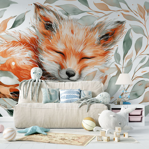 Une pièce enfantine avec un papier peint illustrant un renard endormi aux teintes chaudes et douces, entouré de feuillages apaisants.