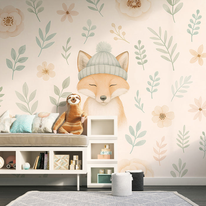 Une chambre enfantine avec un papier peint illustrant un renard souriant en bonnet, entouré de fleurs pastel et de feuillages délicats, créant une ambiance douce et ludique.