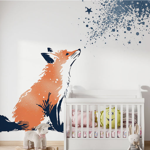 Une chambre d'enfant avec un papier peint illustrant un renard orange stylisé, entouré d'étoiles et de taches bleues, créant une ambiance douce et rêveuse.