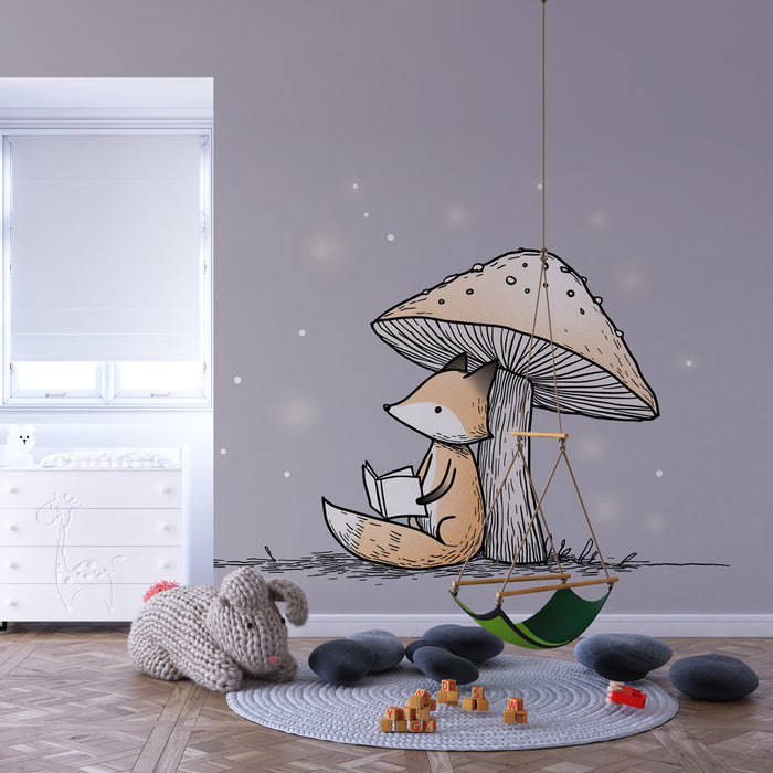 Une chambre d'enfant avec un papier peint illustré représentant un renard lisant sous un champignon, créant une atmosphère ludique et imaginative.
