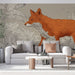 Un salon contemporain avec un papier peint illustrant un renard orange stylisé entouré de feuillages délicats sur fond beige, créant une atmosphère artistique et chaleureuse.