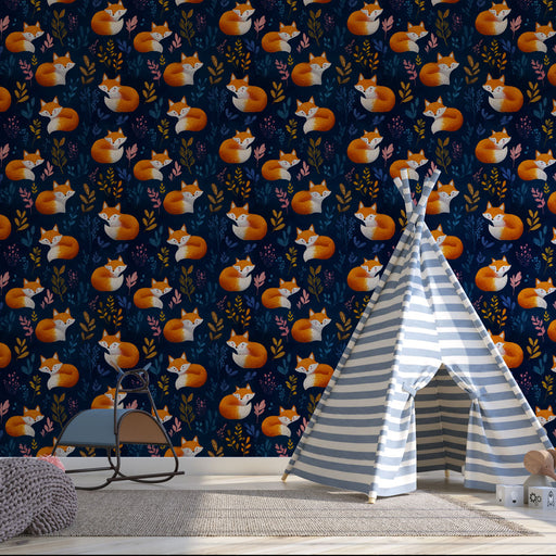 Une chambre d'enfant avec un papier peint illustrant des renards orange sur fond bleu nuit, entourés de feuillages colorés, créant une ambiance ludique et chaleureuse.