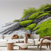 Un salon moderne avec un papier peint illustrant des rochers recouverts de mousse verte, créant une atmosphère naturelle et apaisante.