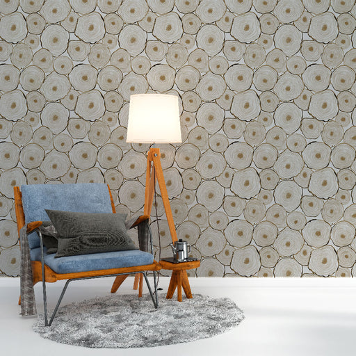 Une pièce de vie avec un papier peint représentant des sections de troncs d'arbre aux teintes beige et doré, créant une atmosphère chaleureuse et naturelle.