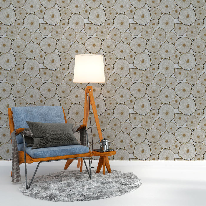 Une pièce de vie avec un papier peint représentant des sections de troncs d'arbre aux teintes beige et doré, créant une atmosphère chaleureuse et naturelle.