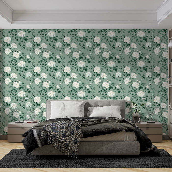 Une chambre élégante avec un papier peint floral vert pâle orné de roses blanches et de feuillages, créant une atmosphère douce et romantique.