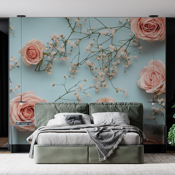 Une chambre moderne avec un papier peint floral aux roses délicates sur fond bleu clair, créant une atmosphère romantique et apaisante.