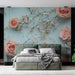 Une chambre moderne avec un papier peint floral aux roses délicates sur fond bleu clair, créant une atmosphère romantique et apaisante.