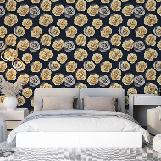 Une chambre élégante avec un papier peint floral représentant des roses dorées et grises sur fond bleu nuit, créant une atmosphère romantique et apaisante.
