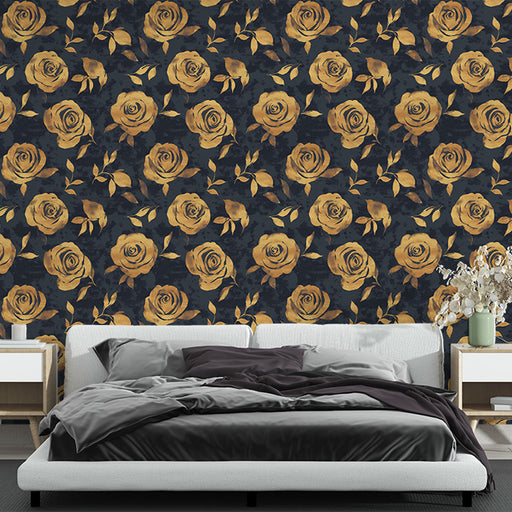 Une chambre moderne avec un papier peint floral bleu nuit orné de roses dorées, créant une ambiance élégante et chaleureuse.