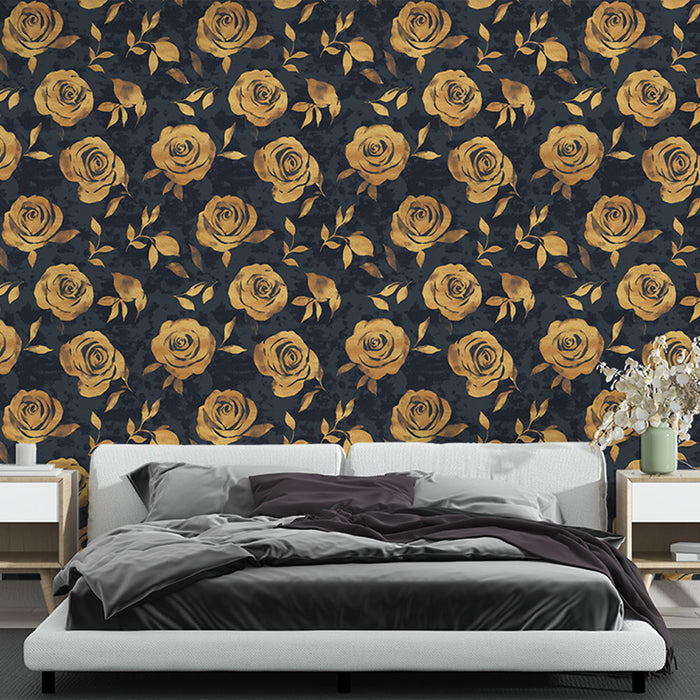 Une chambre moderne avec un papier peint floral bleu nuit orné de roses dorées, créant une ambiance élégante et chaleureuse.