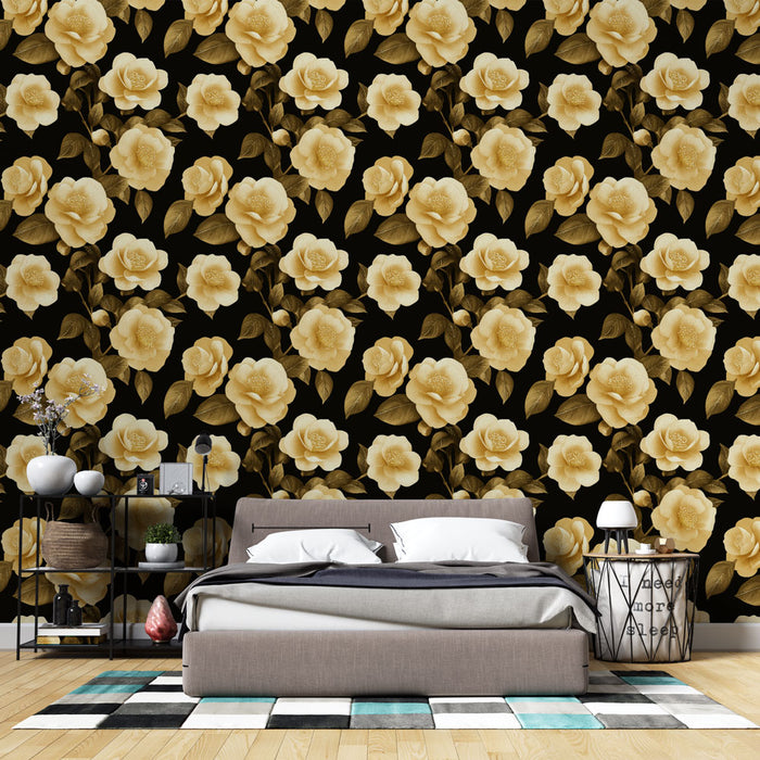 Une chambre moderne avec un papier peint floral aux roses crème sur fond noir, créant une ambiance élégante et chaleureuse.