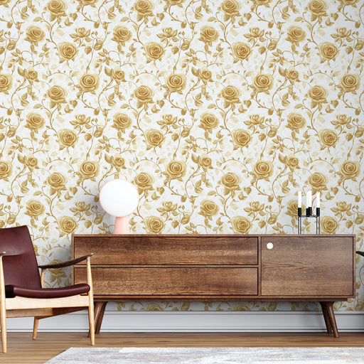 Une pièce moderne avec un papier peint floral crème et doré, aux motifs de roses délicates, créant une ambiance chaleureuse et élégante.