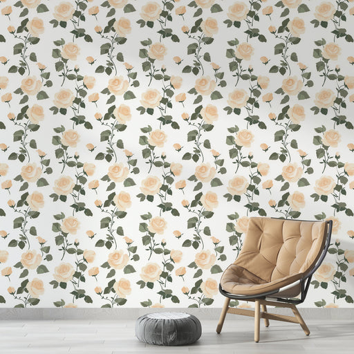 Une chambre moderne avec un papier peint floral aux roses pêche sur fond blanc, créant une atmosphère douce et romantique.