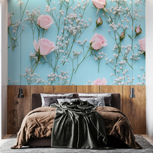 Une chambre élégante avec un papier peint floral aux roses roses sur fond bleu, créant une atmosphère douce et romantique.