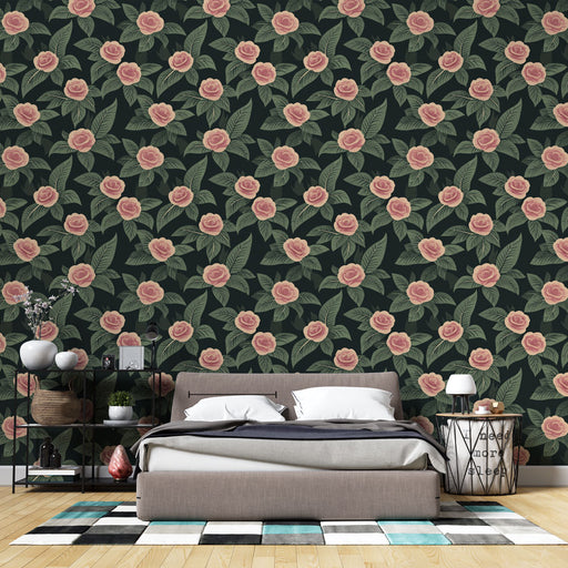 Une chambre moderne avec un papier peint floral aux roses roses sur fond noir, créant une atmosphère élégante et chaleureuse.