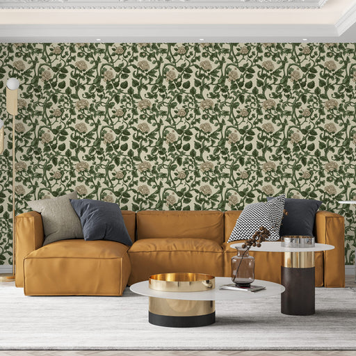 Un salon élégant avec un papier peint floral aux motifs de roses beiges et feuillage vert sur fond clair, créant une atmosphère chaleureuse et accueillante.