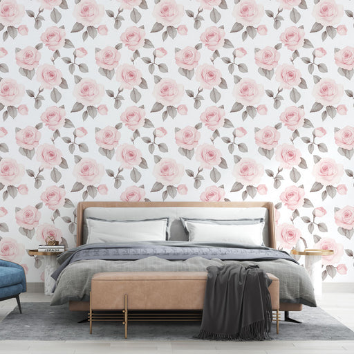 Une chambre élégante avec un papier peint floral aux roses roses délicates sur fond blanc, créant une ambiance romantique et apaisante.