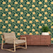 Un salon élégant avec un papier peint floral représentant des roses jaunes sur fond vert foncé, créant une atmosphère chaleureuse et accueillante.