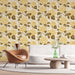 Une pièce élégante avec un papier peint floral aux grandes fleurs jaunes sur fond beige, créant une atmosphère chaleureuse et accueillante.