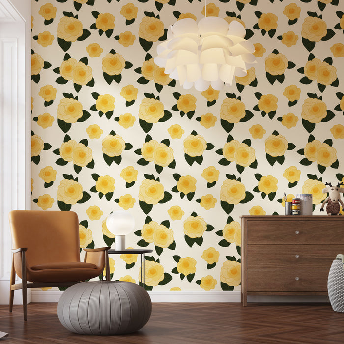 Une pièce lumineuse avec un papier peint floral aux roses jaunes éclatantes sur fond clair, créant une atmosphère joyeuse et accueillante.