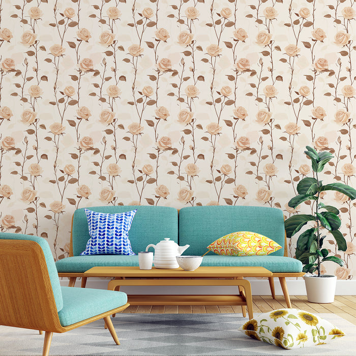 Un salon lumineux avec un papier peint floral beige et rose aux motifs de roses délicates, créant une ambiance douce et romantique.
