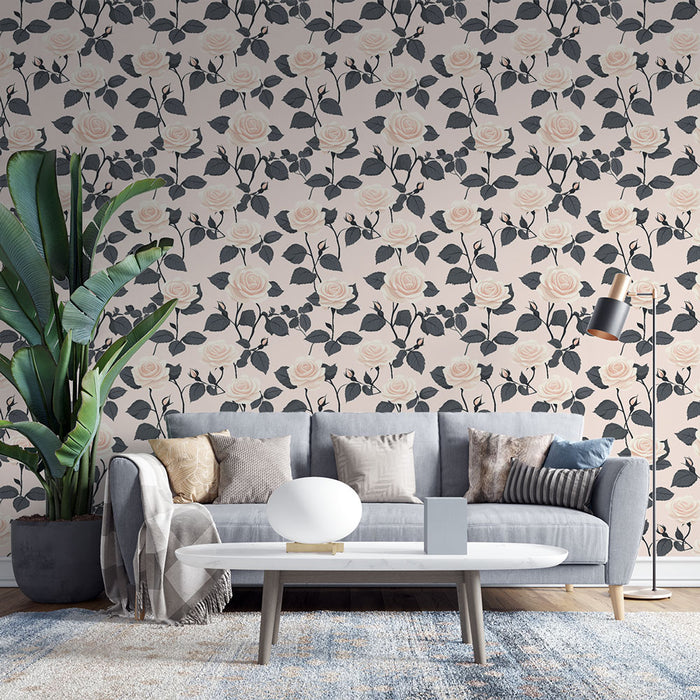 Un salon moderne avec un papier peint floral aux roses délicates sur fond beige, créant une ambiance romantique et chaleureuse.