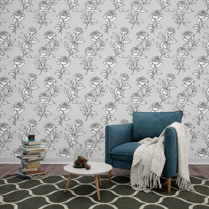 Une pièce de salon avec un papier peint floral noir et blanc représentant des roses sur fond clair, créant une ambiance élégante et romantique.