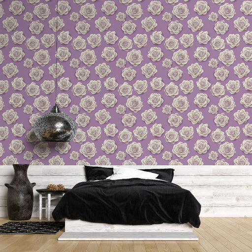 Une chambre moderne avec un papier peint floral aux roses blanches sur fond violet, créant une atmosphère douce et romantique.