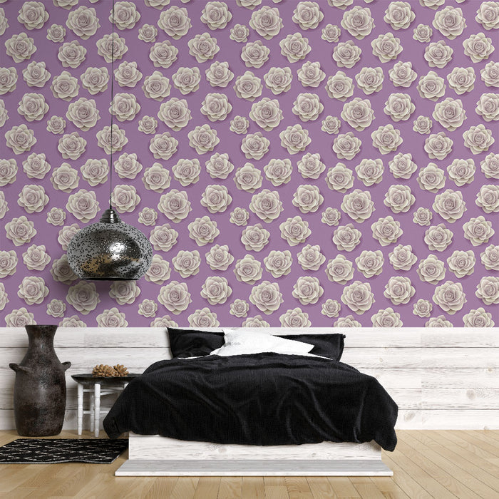 Une chambre moderne avec un papier peint floral aux roses blanches sur fond violet, créant une atmosphère douce et romantique.