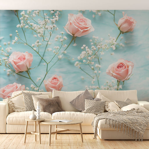 Un salon lumineux avec un papier peint floral représentant des roses roses délicates sur un fond bleu apaisant, créant une atmosphère douce et romantique.