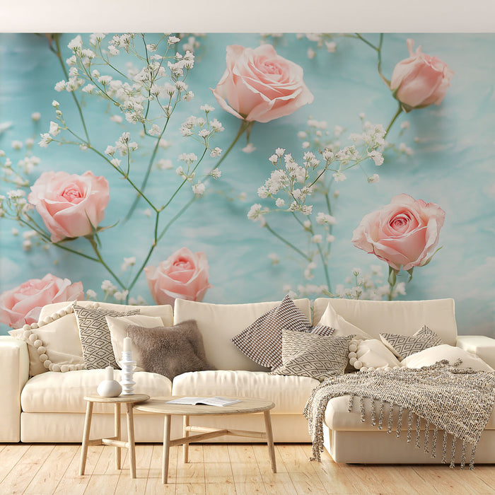 Un salon lumineux avec un papier peint floral représentant des roses roses délicates sur un fond bleu apaisant, créant une atmosphère douce et romantique.
