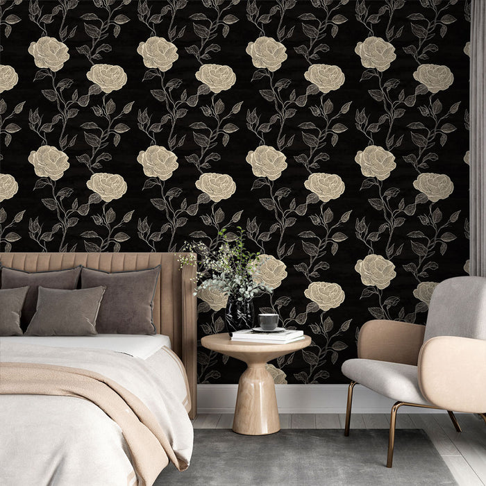 Une chambre élégante avec un papier peint floral noir et crème, présentant de grandes roses délicates qui créent une atmosphère romantique et sophistiquée.