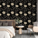 Une chambre élégante avec un papier peint floral noir et crème, présentant de grandes roses délicates qui créent une atmosphère romantique et sophistiquée.
