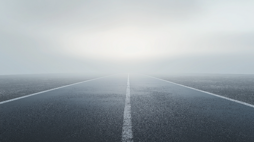 Papier peint route brumeuse Route asphaltée traversant un paysage de brouillard