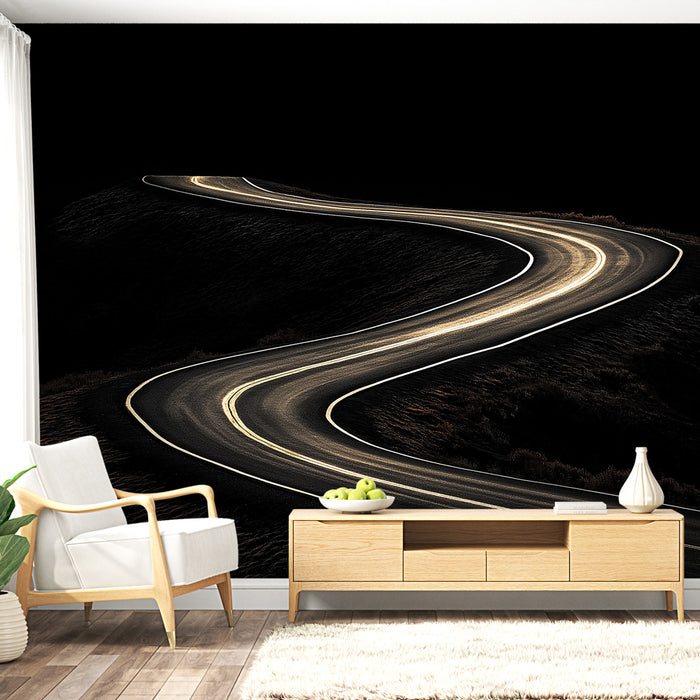 Un salon moderne avec un papier peint représentant une route sinueuse illuminée sur fond noir, créant une ambiance mystérieuse et dynamique.