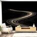 Un salon moderne avec un papier peint représentant une route sinueuse illuminée sur fond noir, créant une ambiance mystérieuse et dynamique.