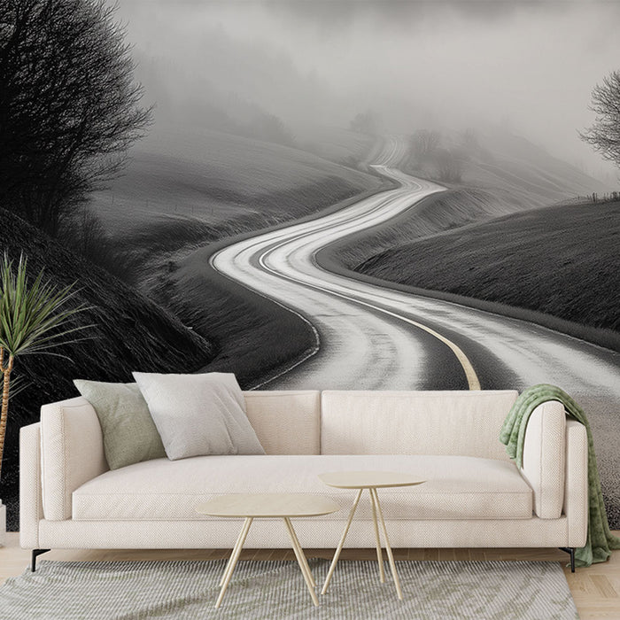 Une pièce moderne avec un papier peint en noir et blanc représentant une route sinueuse dans un paysage brumeux, créant une atmosphère mystérieuse et apaisante.