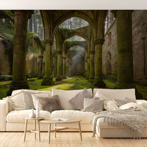 Un salon moderne avec un papier peint représentant des ruines médiévales recouvertes de mousse, créant une atmosphère mystique et apaisante.