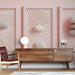Une pièce moderne avec un papier peint texturé rose clair présentant des motifs ondulés et des formes organiques évoquant une atmosphère douce et apaisante.