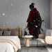 Une chambre moderne avec un papier peint illustrant un samouraï en rouge sur fond gris, créant une atmosphère mystérieuse et artistique.