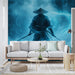 Une pièce moderne avec un papier peint représentant un guerrier en silhouette sur fond bleu mystérieux, créant une ambiance dynamique et captivante.