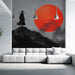 Un salon contemporain avec un papier peint artistique représentant un samouraï en silhouette devant un grand soleil rouge, créant une ambiance dramatique et inspirante.