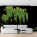 Un salon contemporain avec un papier peint représentant un saule pleureur aux feuillages verts éclatants sur fond noir, créant une atmosphère apaisante et élégante.