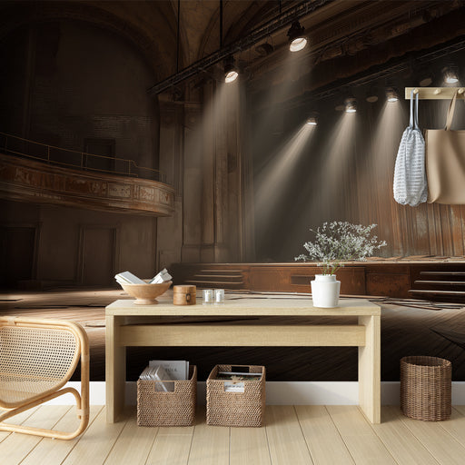 Une pièce de bureau avec un papier peint représentant une scène de théâtre vintage, aux teintes brunes et dorées, évoquant une ambiance chaleureuse et artistique.